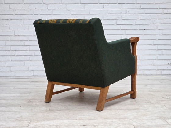 Image 1 of Fauteuil danois des années 1970, en laine verte, avec revêtement en chêne massif.