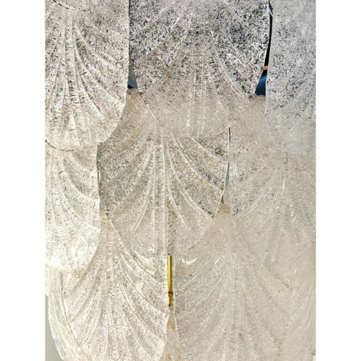 Eleganter Kronleuchter aus Muranoglas mit weißen Graniglia-Blütenblättern