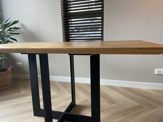 Moderne eikenhouten eettafel met zwart stalen onderstel – Wood (photo 5 of 5)