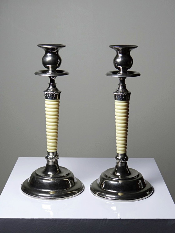 Image 1 of Par de candelabros antiguos estilo antorcha, de metal plateado y plástico con efecto marfil.