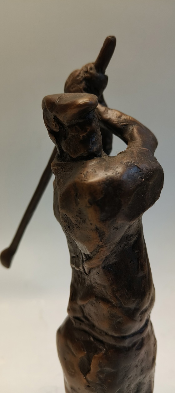 Image 1 of Statue expressive en bronze et laiton représentant un golfeur