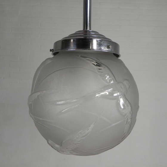Image 1 of Art Deco hanglamp met geetste glazen bol met meerdere vogels, zwaluwen, jaren 30