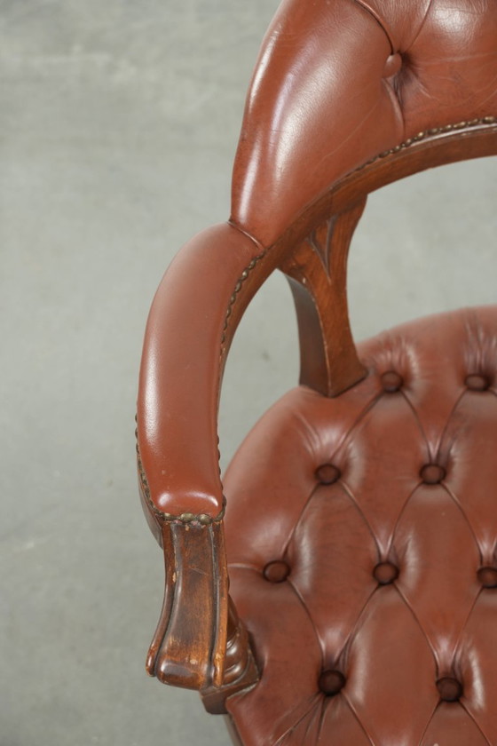 Image 1 of Draaibare rundleren Engelse stijl chesterfield bureaustoel in een mooie bruine kleur