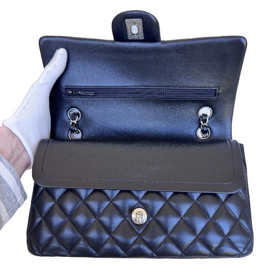 Chanel Classic Flap Medium – Crossbody bags, Lambskin (photo 3 of 17)