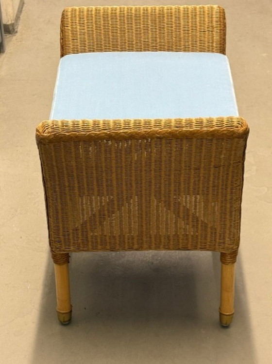 Vier Lloyd Loom Chairs und ein Hocker – Esszimmerstühle, Papier (photo 5 of 6)