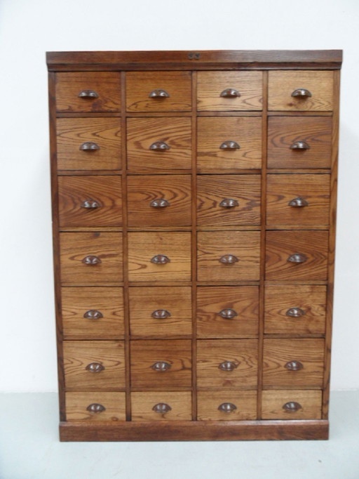Armoire à pharmacie vintage avec 28 tiroirs