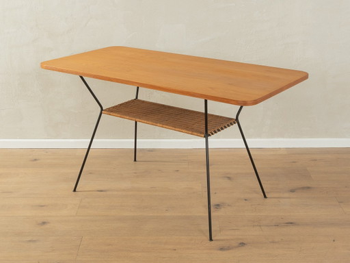 Mesa de centro de los años 50 con estante de rafia