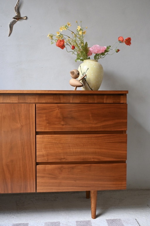 Cooles Sideboard aus Teakholzfurnier