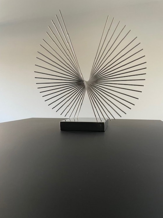 Image 1 of Scultura futuristica in filo di cromo: oggetto astratto modernista