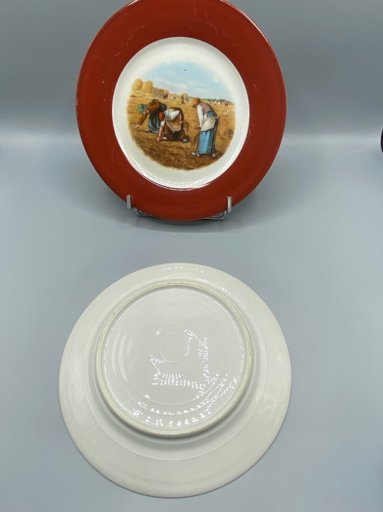 Twee decoratieve antieke porseleinen borden – De Korenraapsters en Het Angelus naar Millet – Bordeaux-rand – (photo 5 of 6)