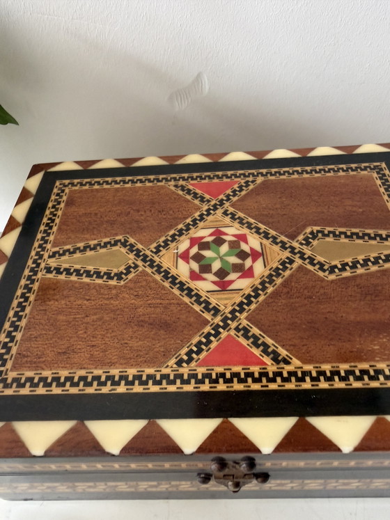 Image 1 of Boîte de rangement en bois à motif incrusté