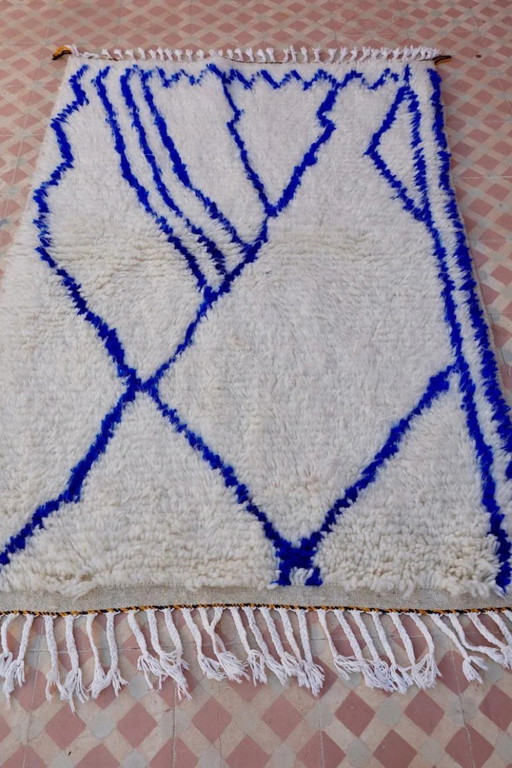 Handgeknüpfter, cremefarbener Teppich mit geometrischen Mustern, 250 cm x 150 cm