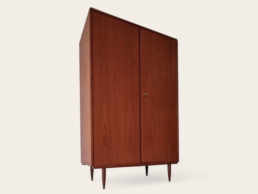 Garderobe aus der Mitte des Jahrhunderts