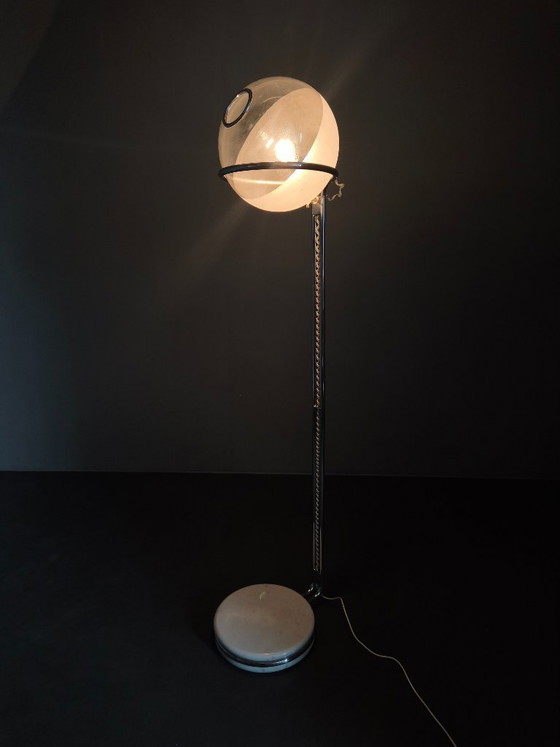 Image 1 of Lampadaire italien chromé à globe en verre, style Lenci, années 1970
