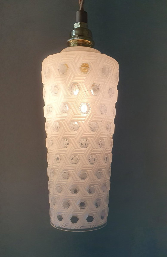 Image 1 of Suspension vintage milieu du siècle, forme conique, verre pressé dépoli à motifs