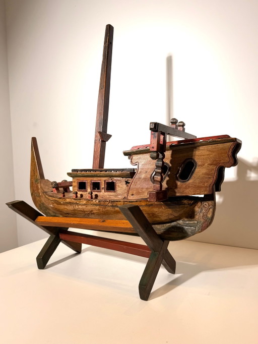 Antieke, handgesneden houten sculptuur van een vissersboot op een standaard – beeldhouwkunst