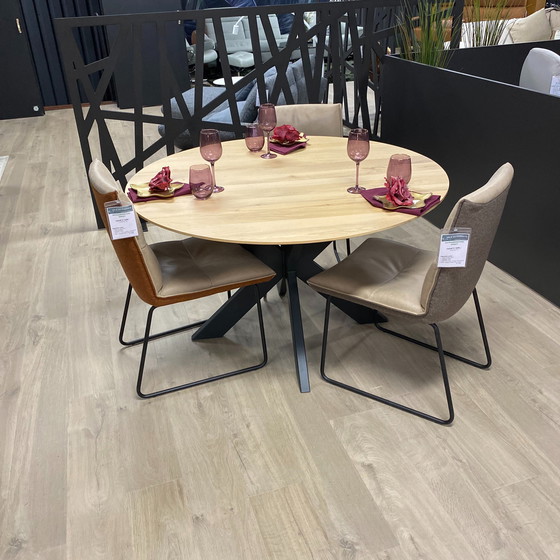 Image 1 of Table de salle à manger Nouvion Yvo Ø130 avec 3 chaises de salle à manger Koinor Essay (ensemble de 3)