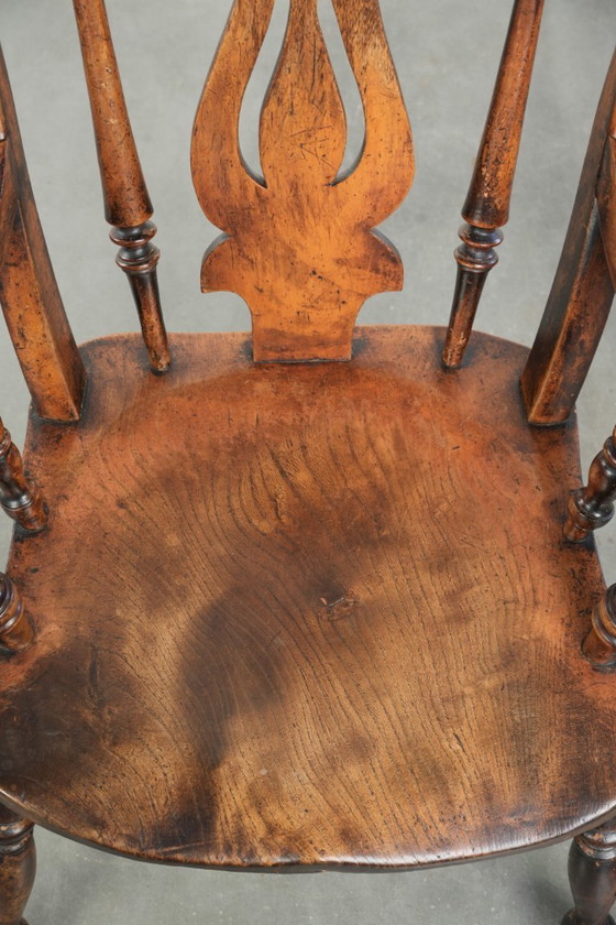 Image 1 of Antiker englischer Windsor-Spindelstuhl aus Holz mit einer wunderschönen Farbgebung aus dem frühen 19. Jahrhundert