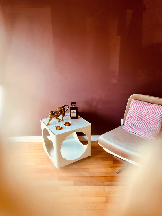 Image 1 of Space Age kubustafel