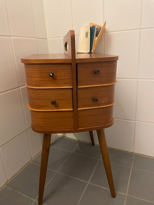 Teakhouten Naaikastje. Mid-Century, Scandinavisch Design. Unieke Tijdcapsule uit deze tijd door de Oorspronkelijke Inhoud 