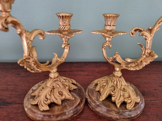 Image 1 of Französische Rokoko-Kerzenleuchter zum Aufhängen, zweiarmig auf Marmorsockel, barock vergoldet, 17 x 27 cm