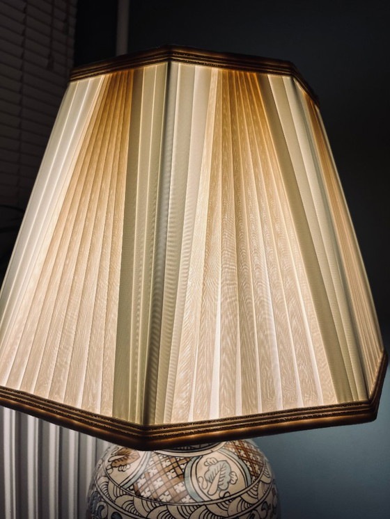 Image 1 of Vintage table lamp with beautiful shade