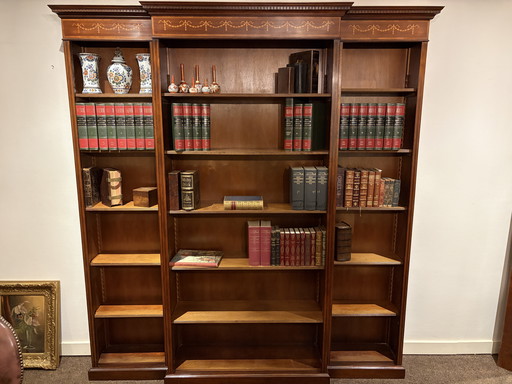 Oude Engelse boekenkast met Breekfrond en verstelbare schappen met notarisambt inlegwerk boven in de kop