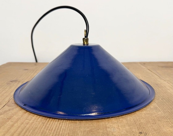 Image 1 of Industrielle britische Fabrik-Hängeleuchte aus blauem Emaille, 1950er Jahre