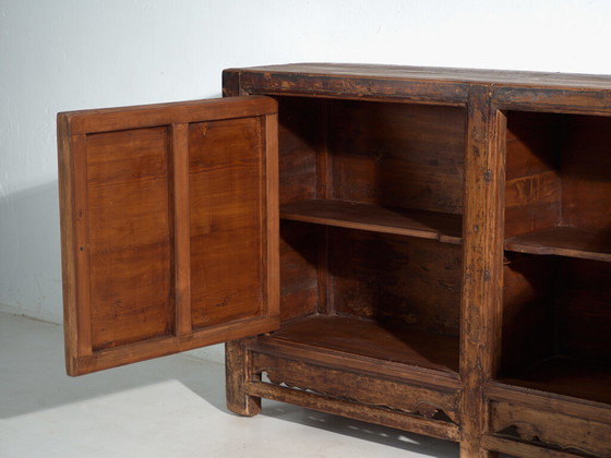 Credenza in pino con due ante e pannelli smerlati – Cina, circa 1950 – Credenze (photo 40 of 40)