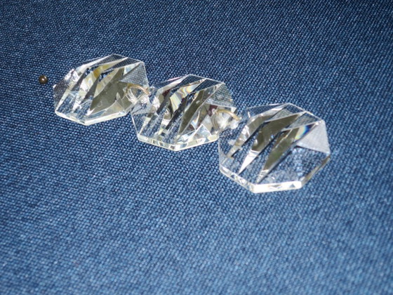Kinkeldey kroonluchter met drie niveaus, uitgevoerd in messing en gefacetteerd glas, jaren 1960. (photo 11 of 11)
