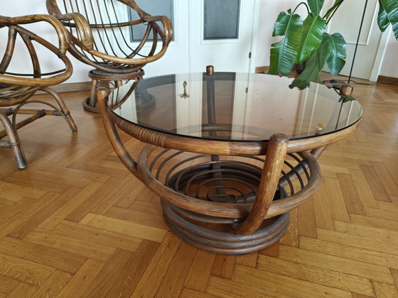 Set Rattan Mid-Century | Sedia, Sedia Girevole & Tavolo in Vetro Fumè – Set da salotto, Glass (photo 2 of 15)