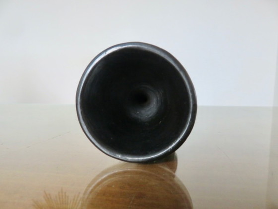 Image 1 of Ceramica nera opaca raffigurante una figura femminile tribale.