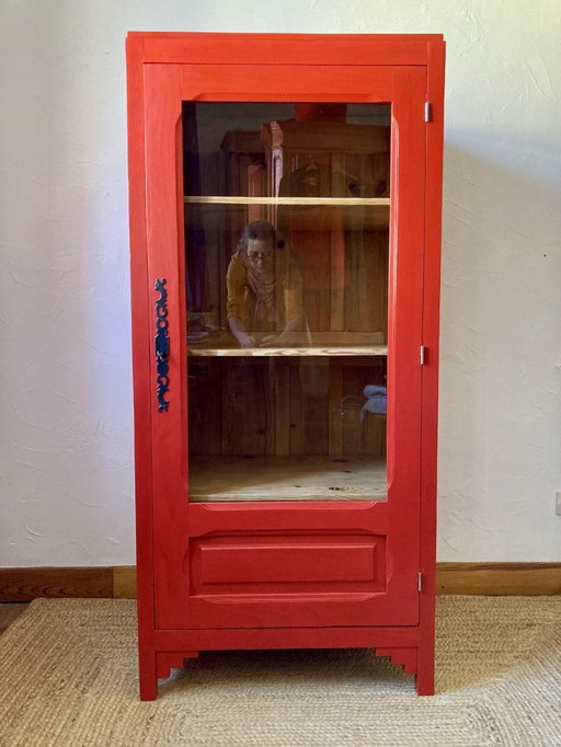 Kledingkast met glazen front, gemaakt van massief grenenhout.