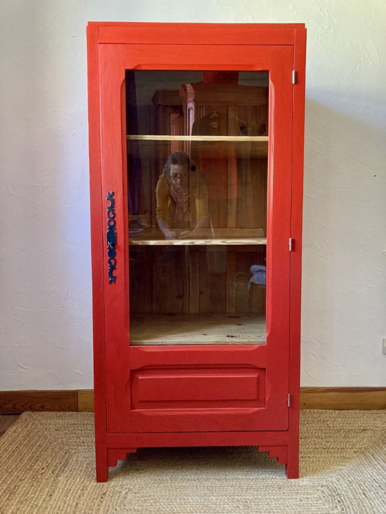 Image 1 of Kledingkast met glazen front, gemaakt van massief grenenhout.