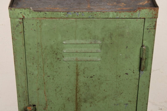 Image 1 of Armoire métallique industrielle antique • Armoire d'atelier vintage verte patinée • Style loft et usine