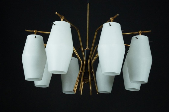 Image 1 of Kroonluchter uit het midden van de vorige eeuw met acht opaalglazen kappen in Stilnovo-stijl. Italië, jaren 50.