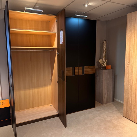 Image 1 of Armadio decorativo Rauch con porta girevole a 4 ante 5B