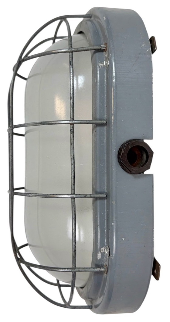 Image 1 of Industrielle graue Wandleuchte mit Milchglas von Elektrosvit, 1970er
