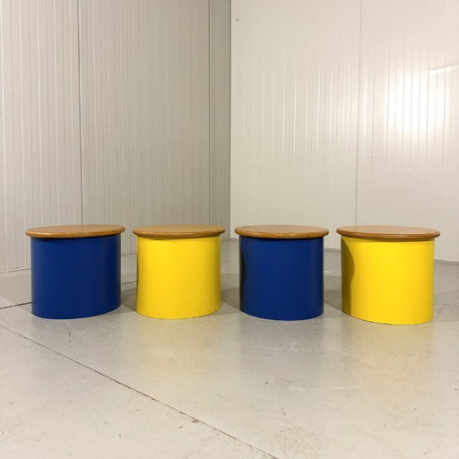 Kleurrijke bijzettafels krukjes 1980's