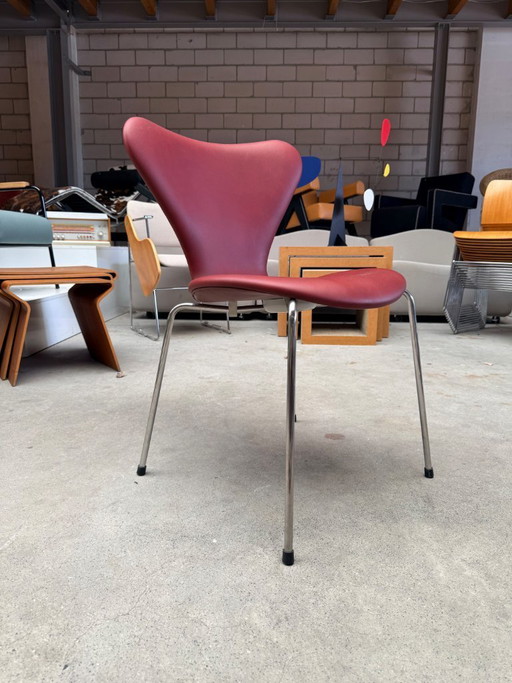 Sillón mariposa de Fritz Hansen en piel color vino tinto (stock: 6)