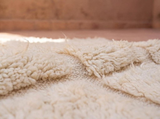 Berberteppich aus reiner Wolle, handgefertigt nach traditionellen Methoden, 2/3 m