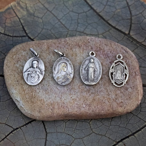 Set van 4 antieke religieuze hangers: katholieke devotionele medaillebedels