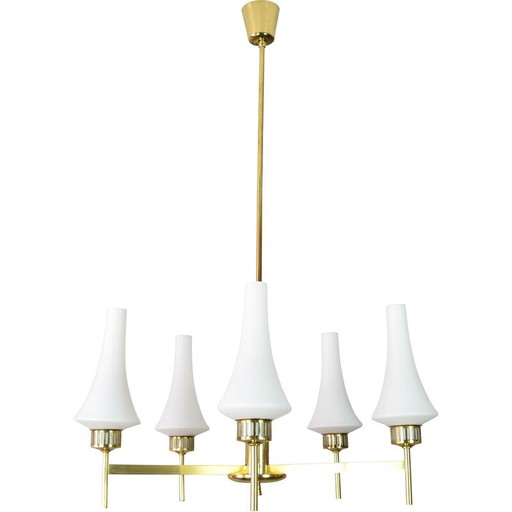 Coppia di lampade da tavolo e lampadario scandinavi in ottone e opalino, metà secolo, anni '50
