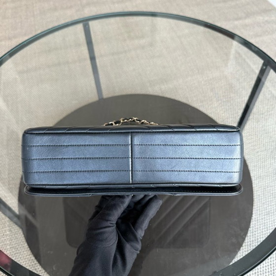 Image 1 of Chanel Flap Medium - Piel de becerro 27CM Chevron Negro Herrajes Dorados Serie 27