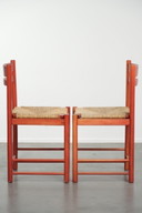 2 chaises vintage en bois rouge des années 70 avec assise en rotin tressé
