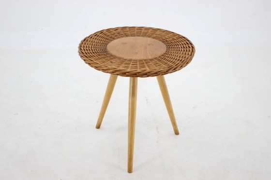 Tavolino laterale in vimini e legno degli anni '70, di produzione ceca, disegnato da Jan Kalous per ÚLUV. (photo 5 of 6)