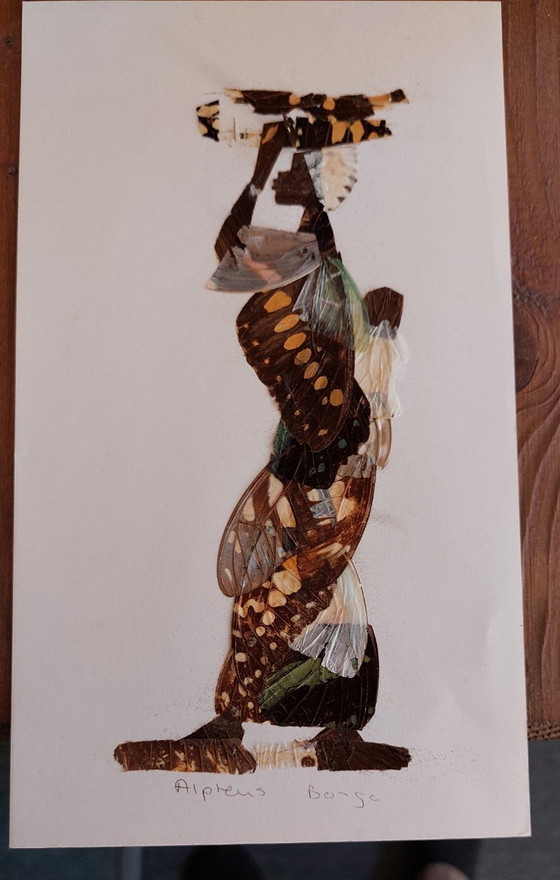 Image 1 of Des œuvres d'art vintage représentant des ailes de papillon – dont une silhouette encadrée de femmes africaines