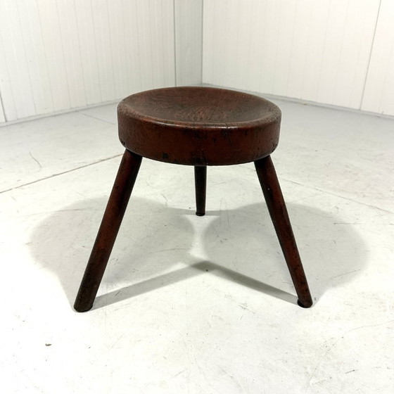 Image 1 of Antiek rustiek houten driepootkrukje 1900’s