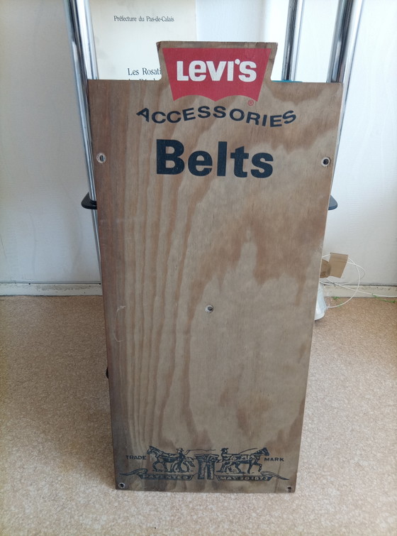 Image 1 of Da una vecchia merceria: espositore in legno per cinture Levi's anni '70, 74*33 cm