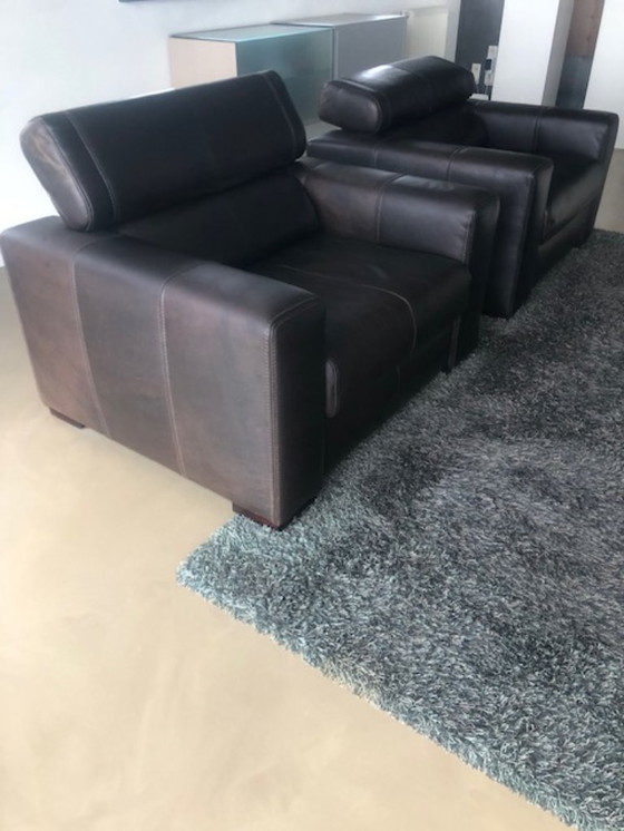 Image 1 of Deux fauteuils en cuir noir avec dossiers réglables